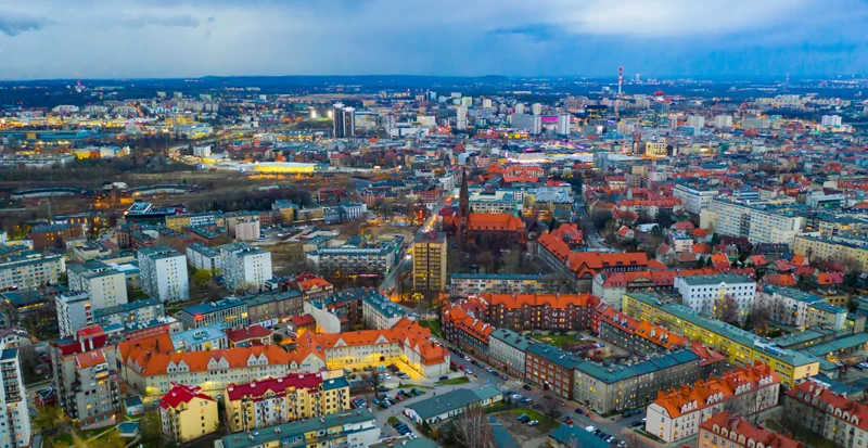 Baronan palvelukeskukset sijaitsevat Puolassa, Katowicen kaupungissa. Kuvassa Katowicen kaupunki.