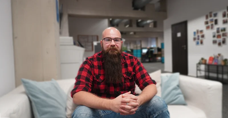Baronan Servicedeskissä Katowicessa työskentelevä Henry Kujanpää.