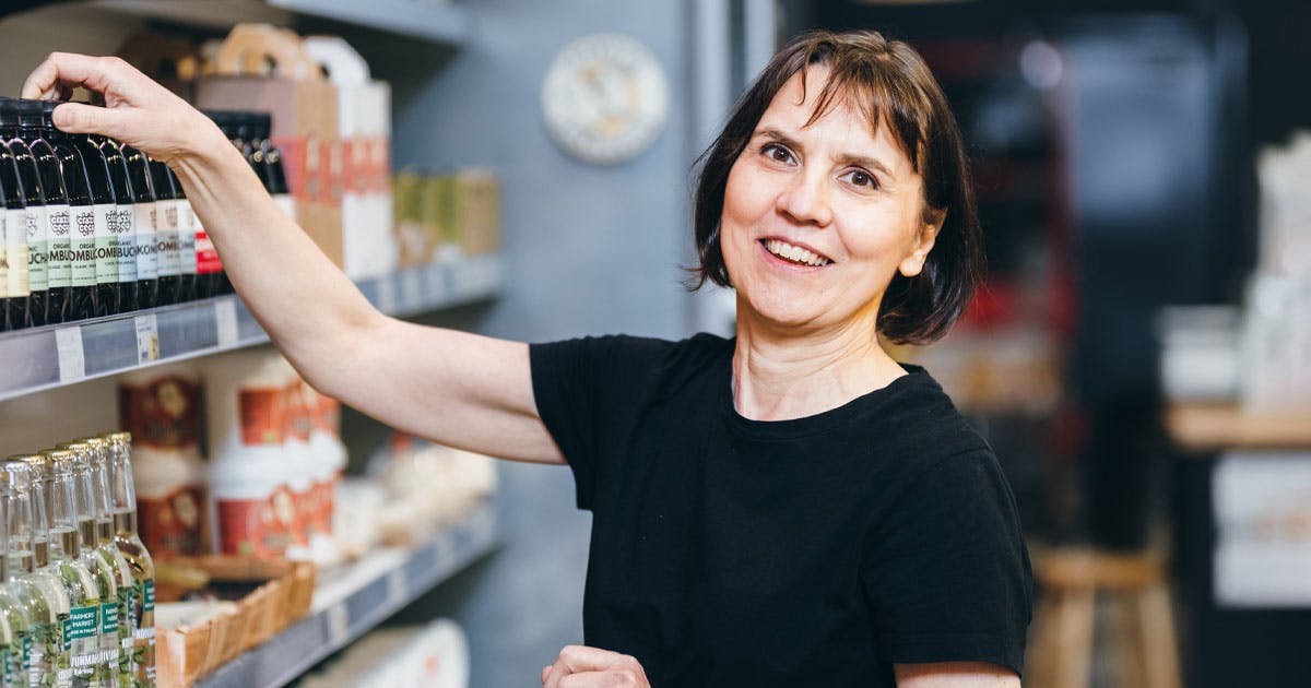 Kaupan työntekijä hymyilee
