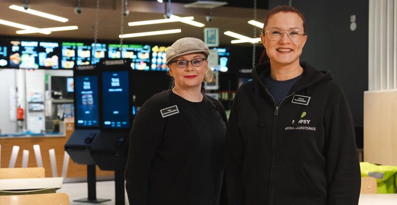 Pirkanmaan Osuuskaupan ravintolapäällikkö Johanna Sammalniemi ja apulaisravintolapäällikkö Tanja Lilja.
