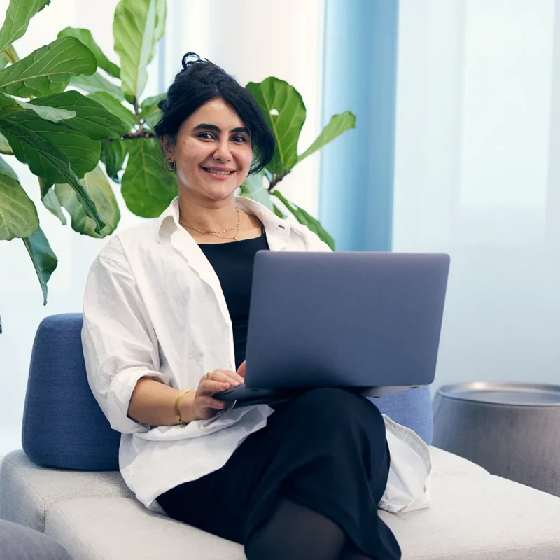 Baronan kansainvälinen rekrytointi tuo osaajat rajojen ulkopuolelta. Kuvassa työntekijä toimistossa.