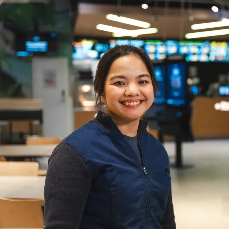 Kuvassa Coleen Lopez, joka on töissä Pirkanmaan Osuuskaupalla. Barona auttoi Pirkanmaan Osuuskauppaa Coleenin rekrytoimisessa Filippiineiltä.