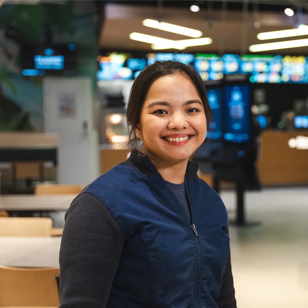 Kuvassa Coleen Lopez, joka on töissä Pirkanmaan Osuuskaupalla. Barona auttoi Pirkanmaan Osuuskauppaa Coleenin rekrytoimisessa Filippiineiltä.