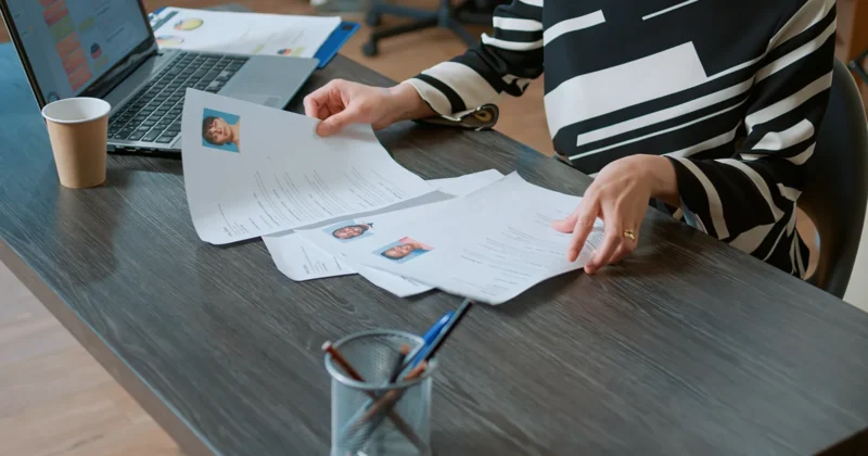 Kuvituskuva. Rekrytoija käy läpi ansioluetteloita.