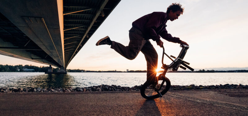 Mies temppuilee pyörällä