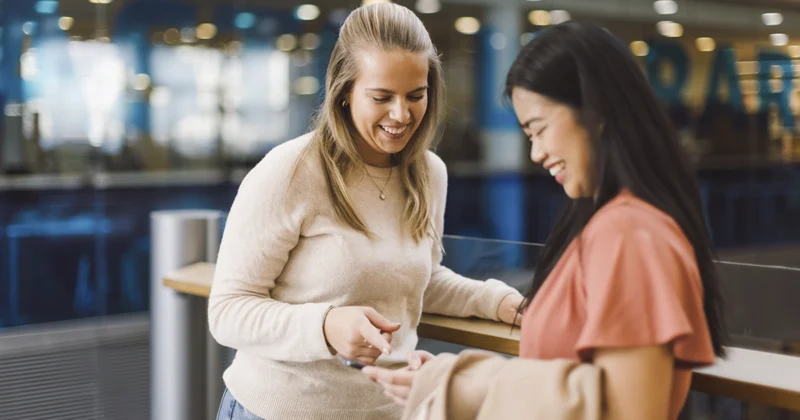 Kuvituskuva: Kaksi henkilöä puhelimen ääressä.