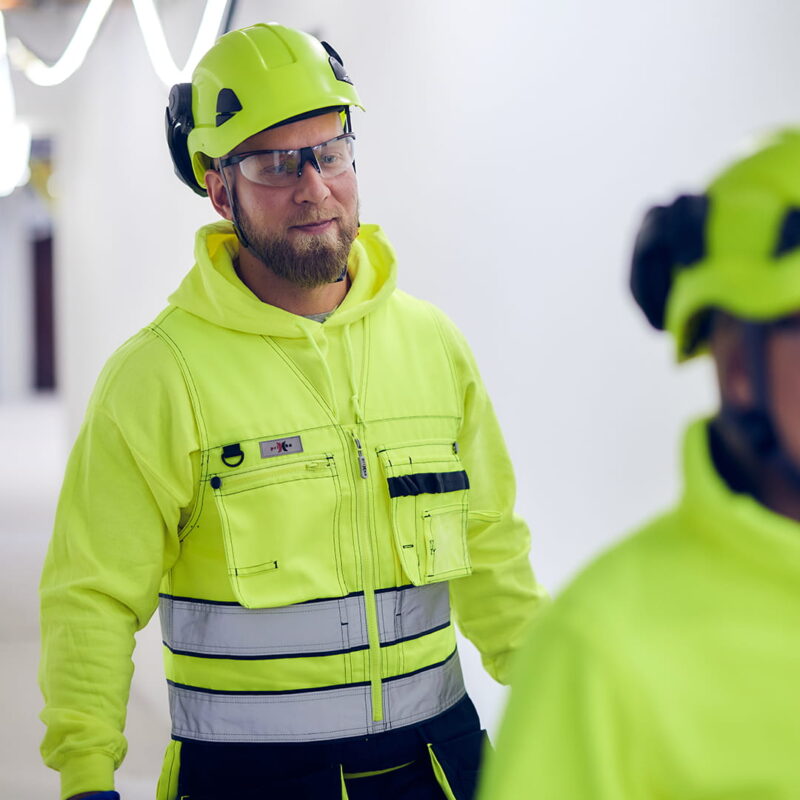 Rakennusalan vuokratyöntekijä.