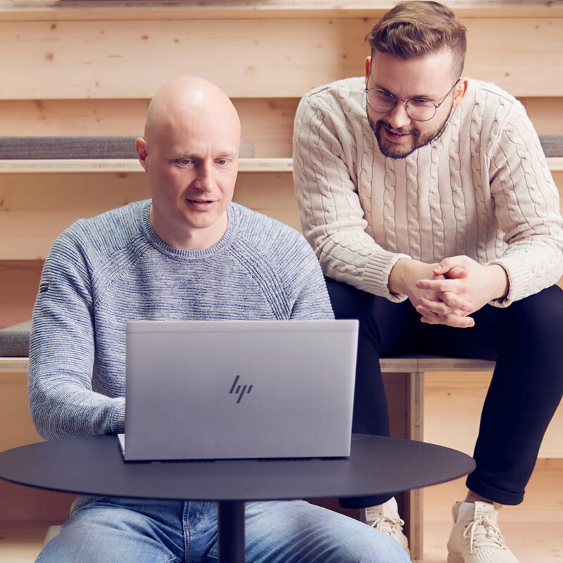 AI Adoption Specialist opastaa työntekijää tekoälyn hyödyntämisessä.